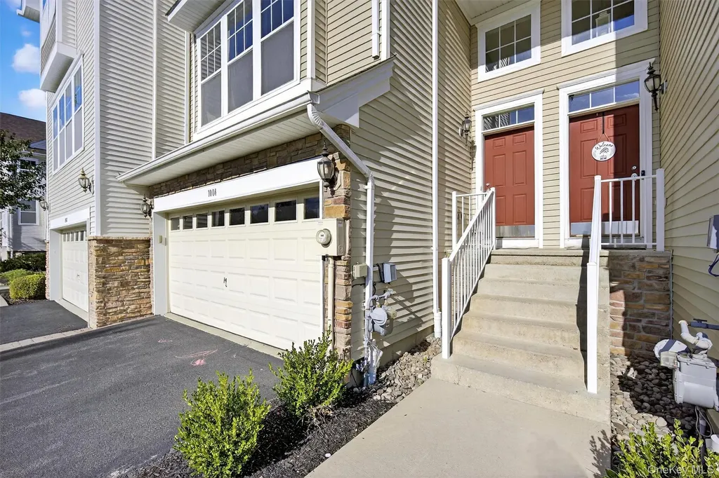 1004 Hawthorn Way New Windsor NY 12553