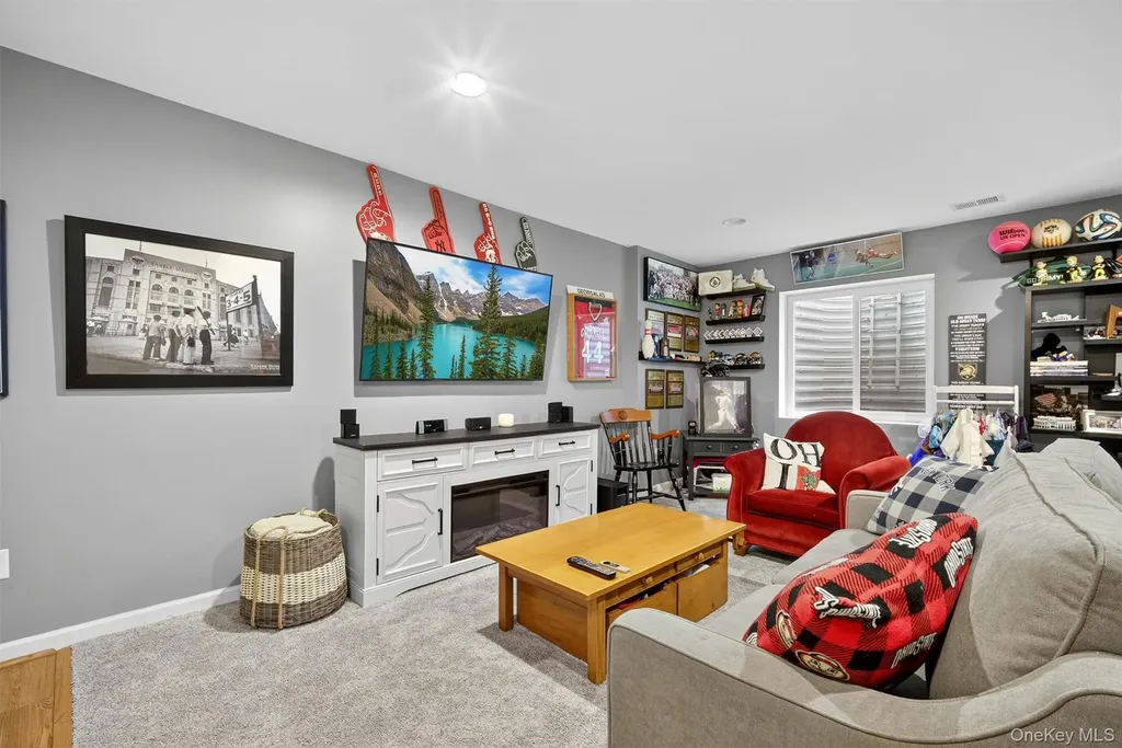 1004 Hawthorn Way New Windsor NY 12553