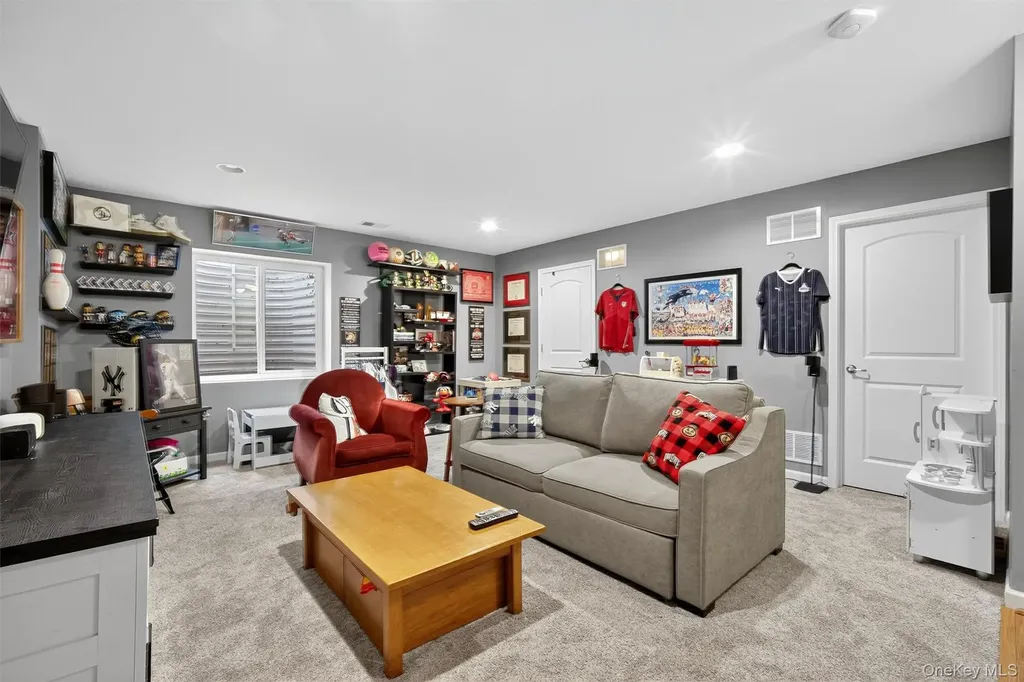 1004 Hawthorn Way New Windsor NY 12553
