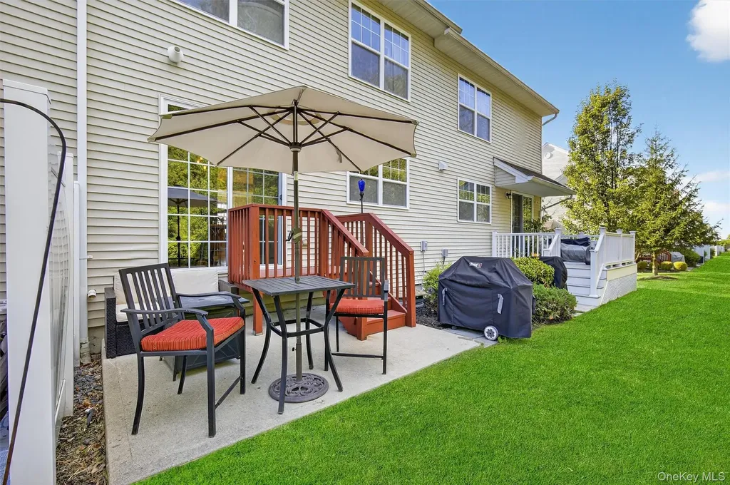 1004 Hawthorn Way New Windsor NY 12553