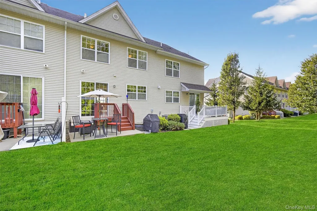 1004 Hawthorn Way New Windsor NY 12553