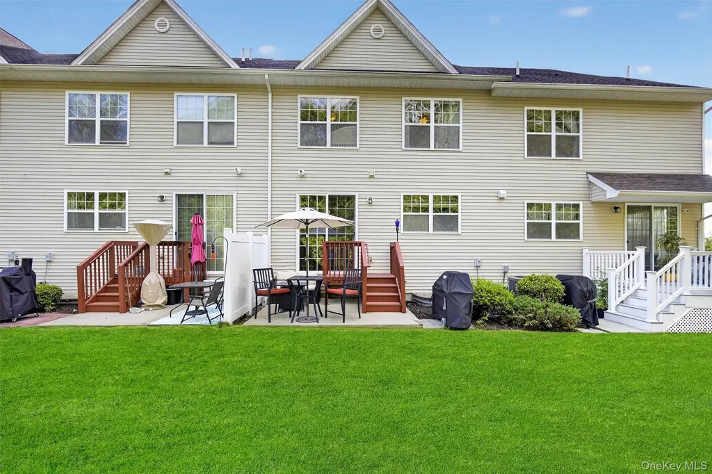 1004 Hawthorn Way New Windsor NY 12553