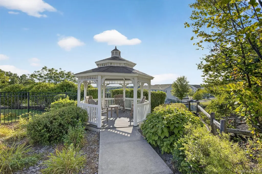 1004 Hawthorn Way New Windsor NY 12553