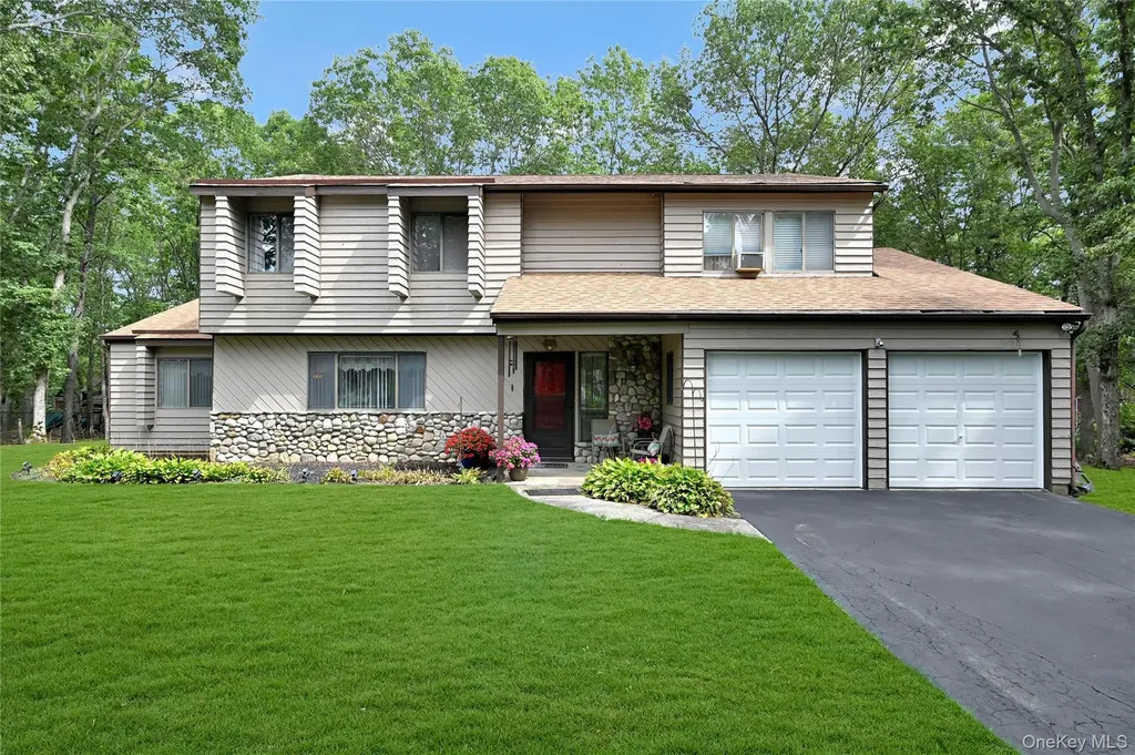 15 Hastings Drive Ridge NY 11961