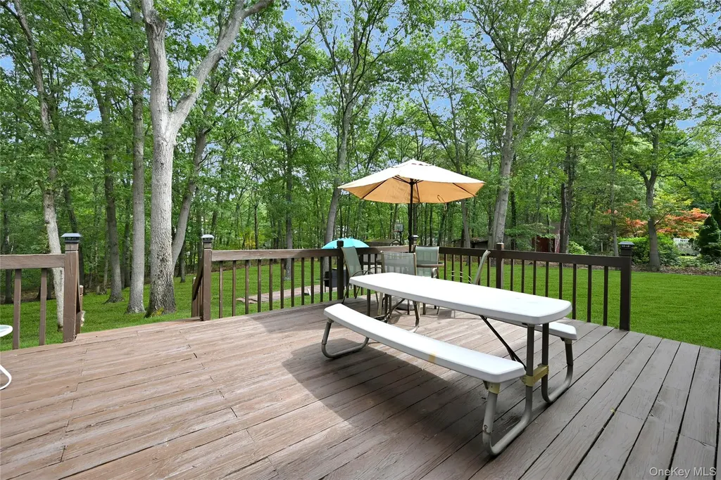 15 Hastings Drive Ridge NY 11961