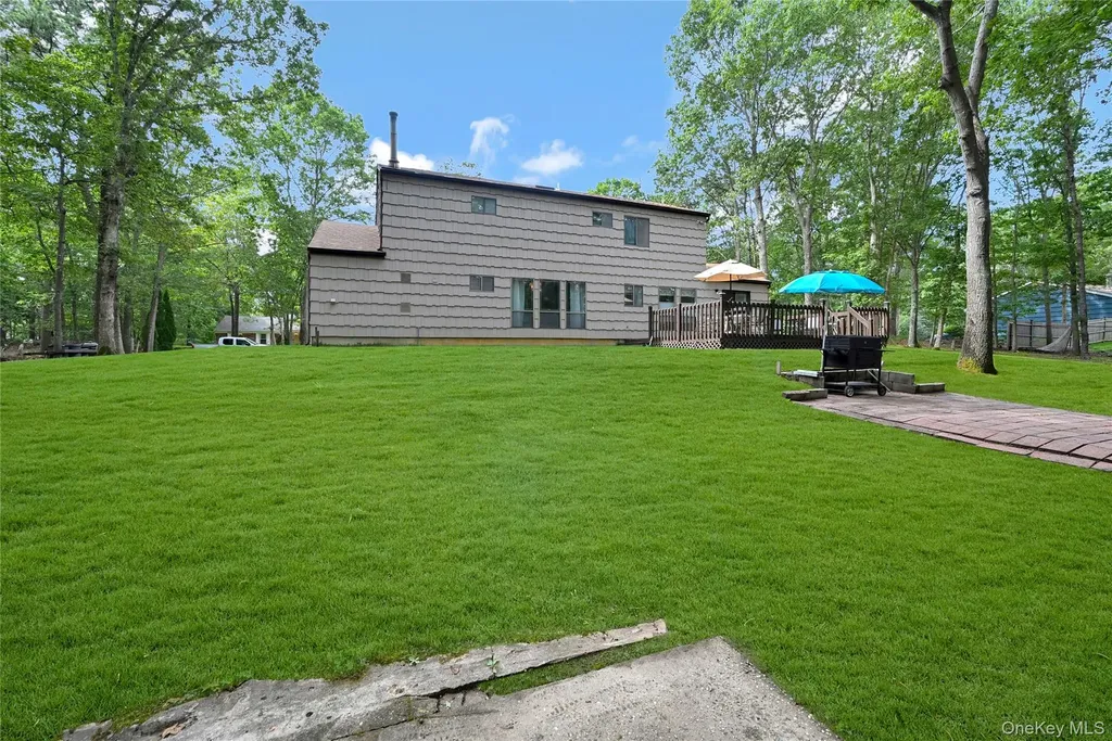15 Hastings Drive Ridge NY 11961