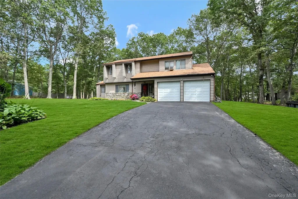 15 Hastings Drive Ridge NY 11961