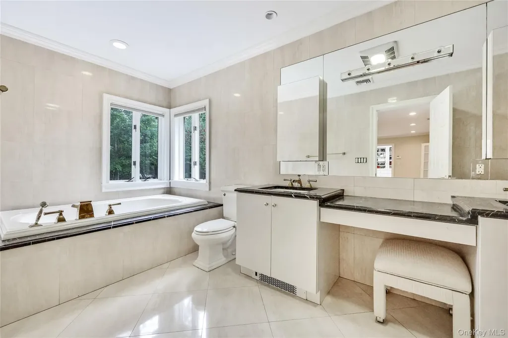 4 Willow Lane Hewlett Harbor NY 11557