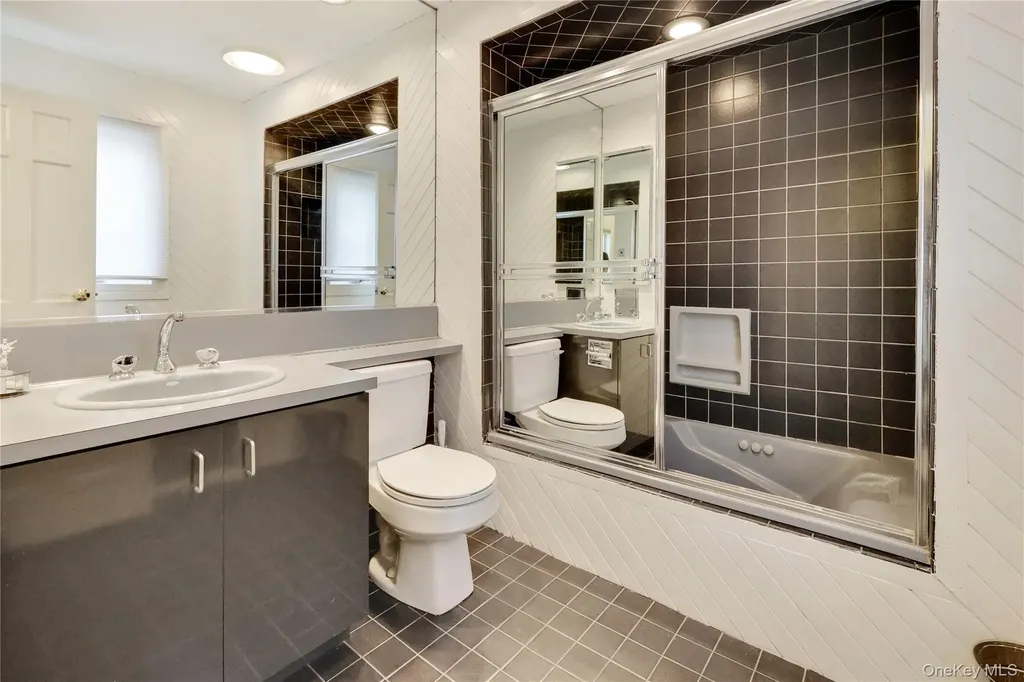 4 Willow Lane Hewlett Harbor NY 11557