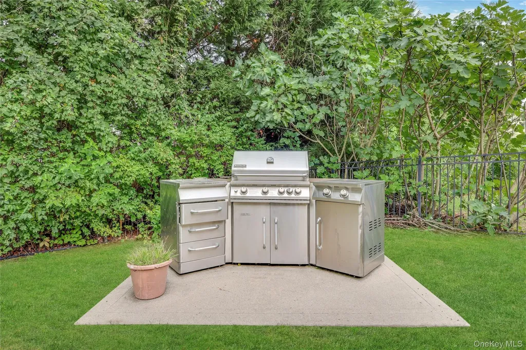 4 Willow Lane Hewlett Harbor NY 11557