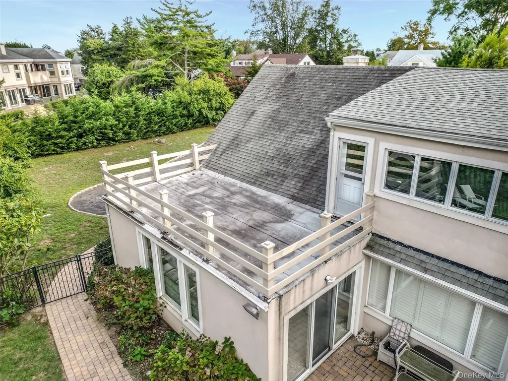 4 Willow Lane Hewlett Harbor NY 11557