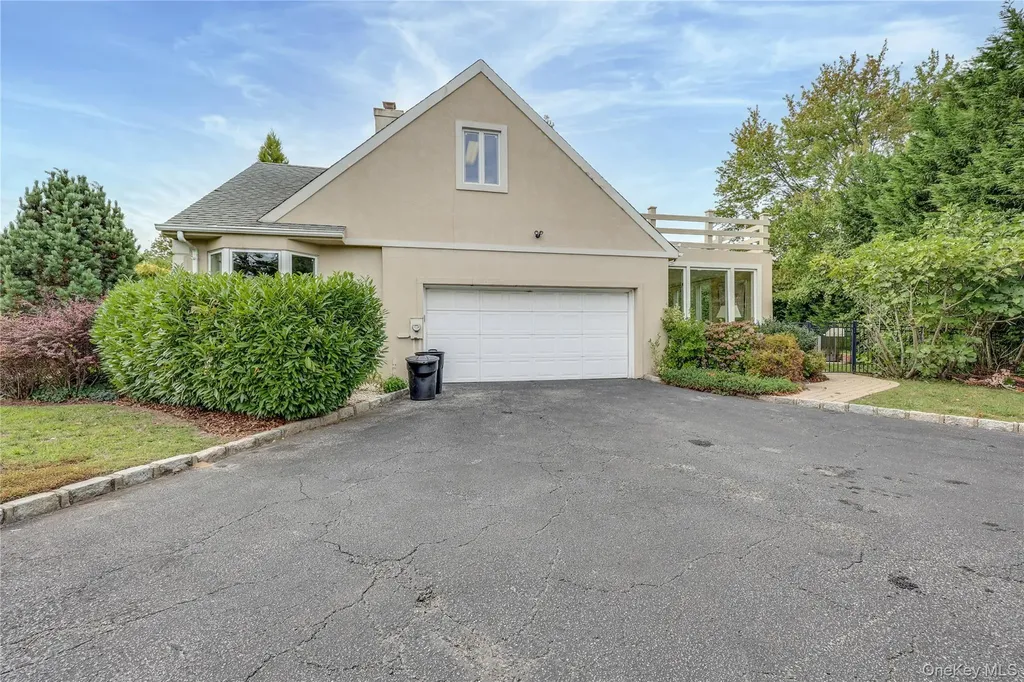 4 Willow Lane Hewlett Harbor NY 11557