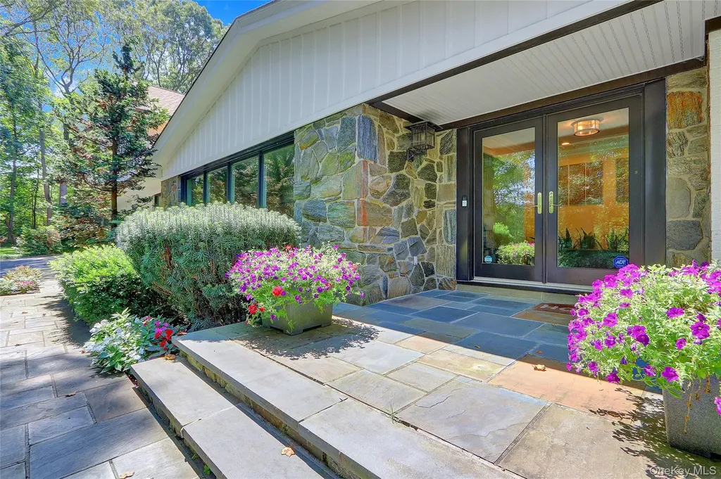 339 Meadow Lane Mill Neck NY 11765