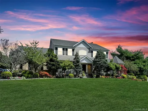 36 Ashley Circle Manorville NY 11949