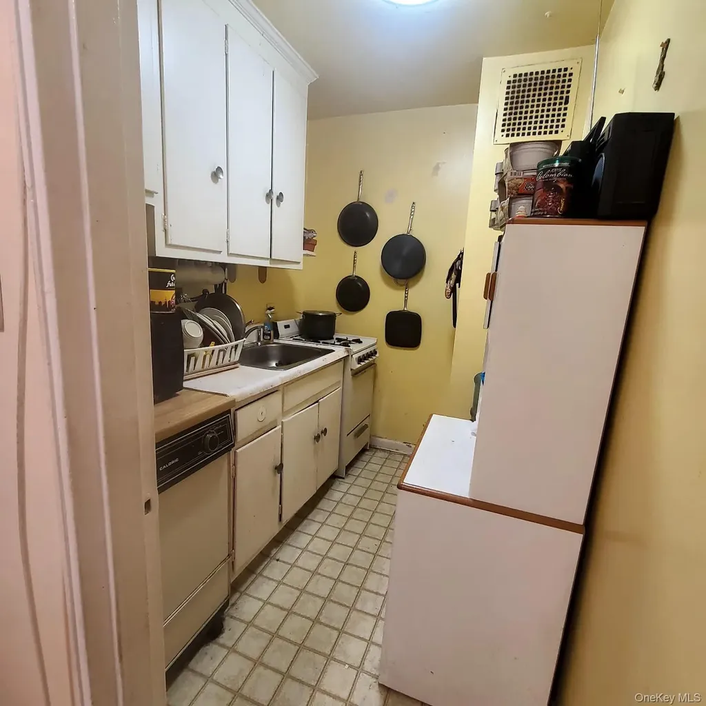 83-25 98th Woodhaven NY 11421