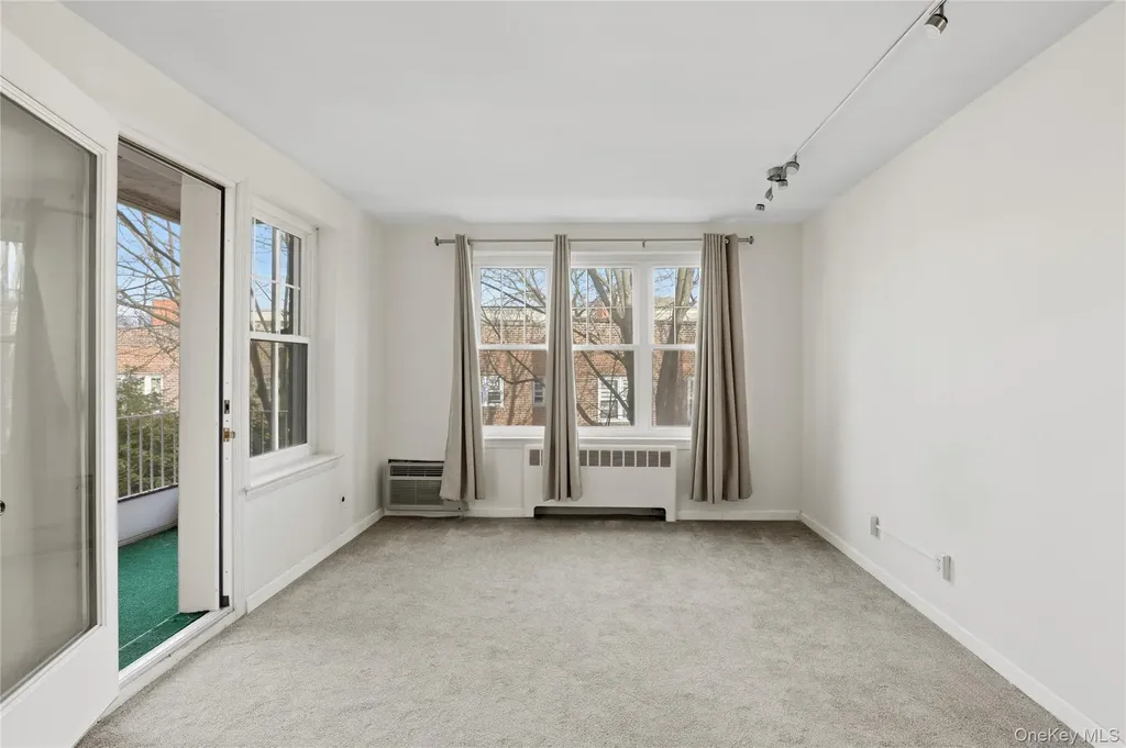 240 Central Avenue Lawrence NY 11559