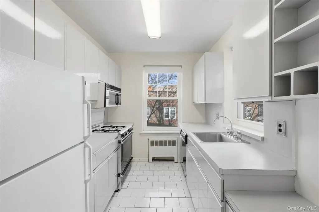 240 Central Avenue Lawrence NY 11559