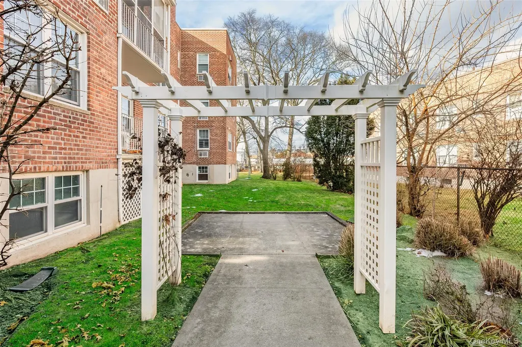 240 Central Avenue Lawrence NY 11559