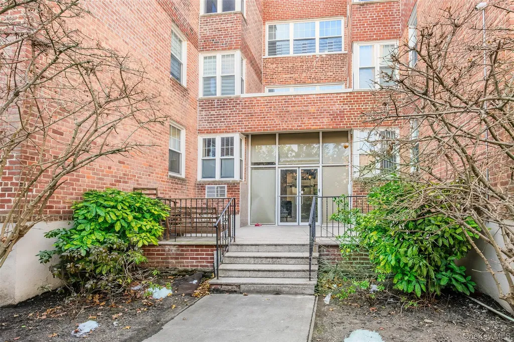 240 Central Avenue Lawrence NY 11559