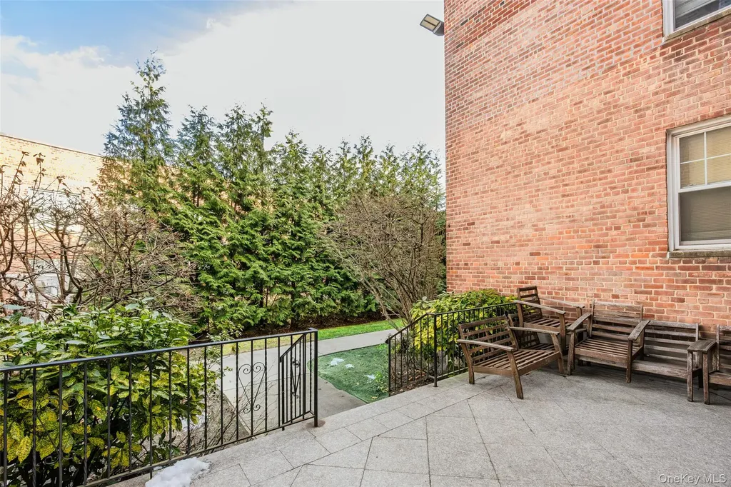 240 Central Avenue Lawrence NY 11559