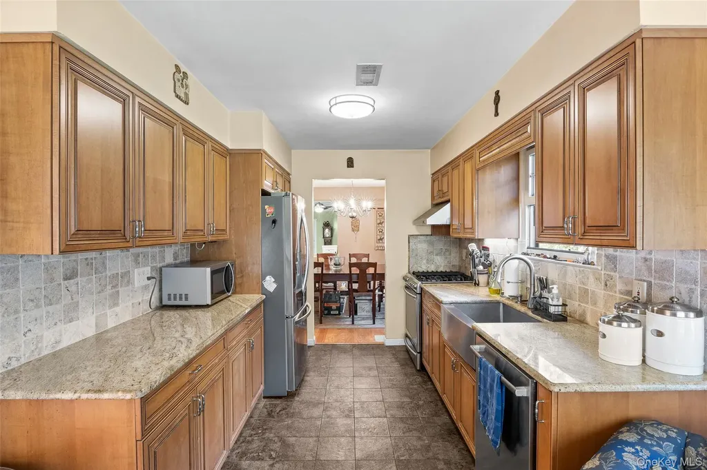 7 Sutton Place Islip NY 11751