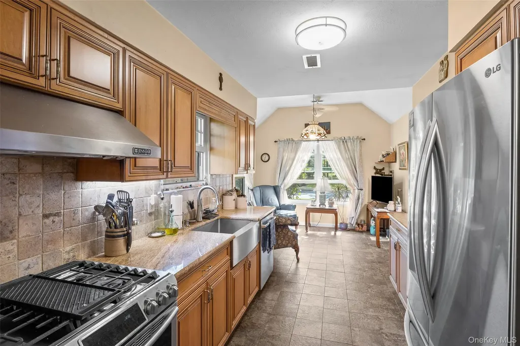 7 Sutton Place Islip NY 11751