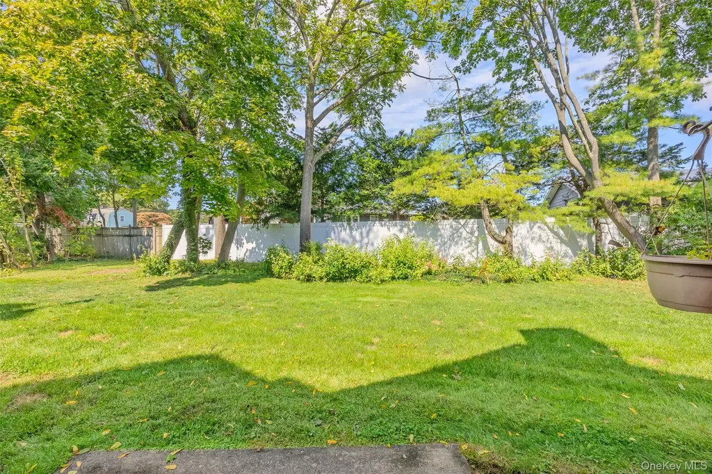 7 Sutton Place Islip NY 11751