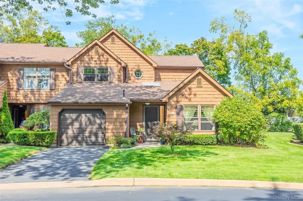 7 Sutton Place Islip NY 11751