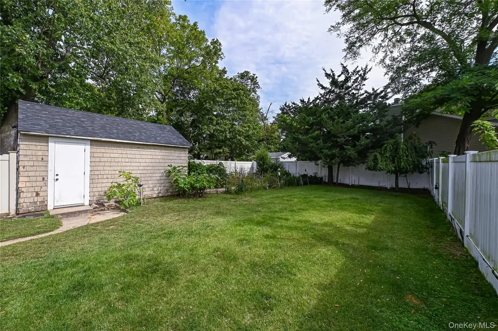 7 Bailey Avenue Babylon NY 11702