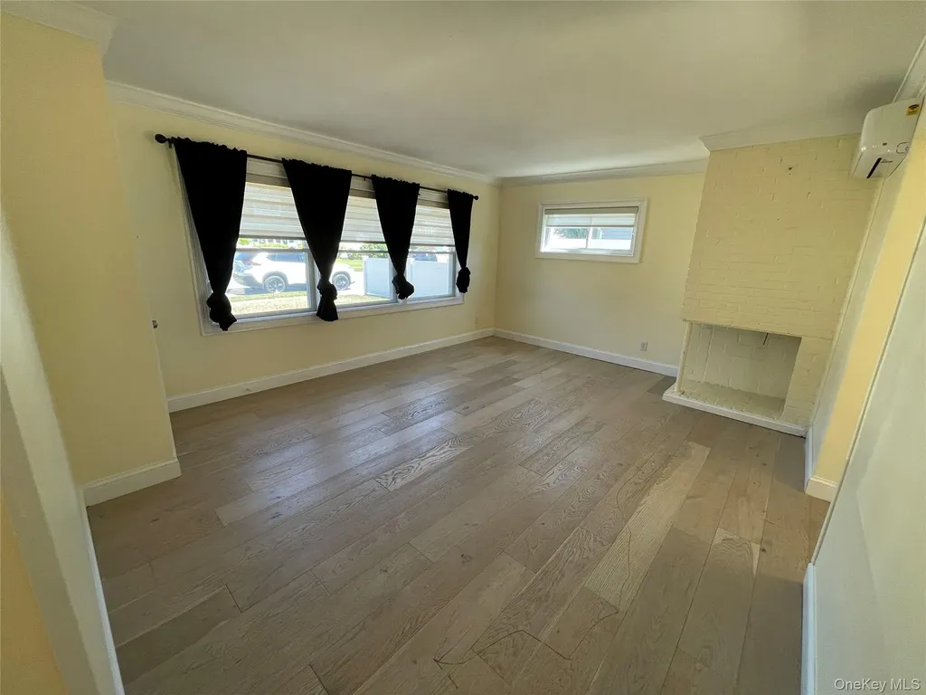14 Glen Lane Copiague NY 11726