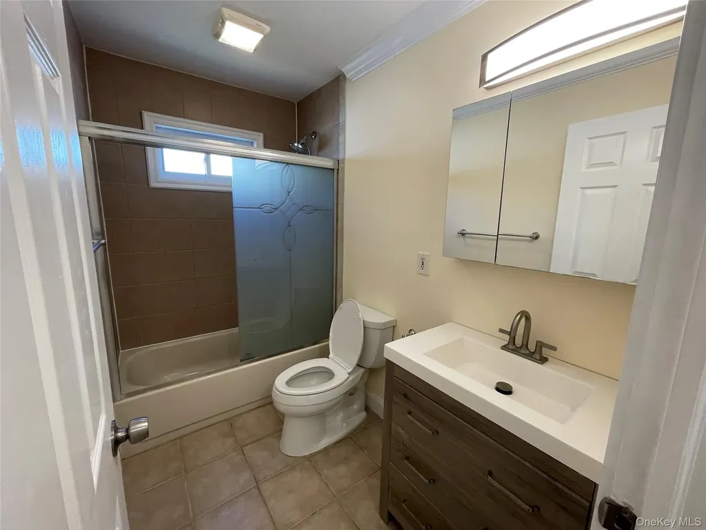 14 Glen Lane Copiague NY 11726