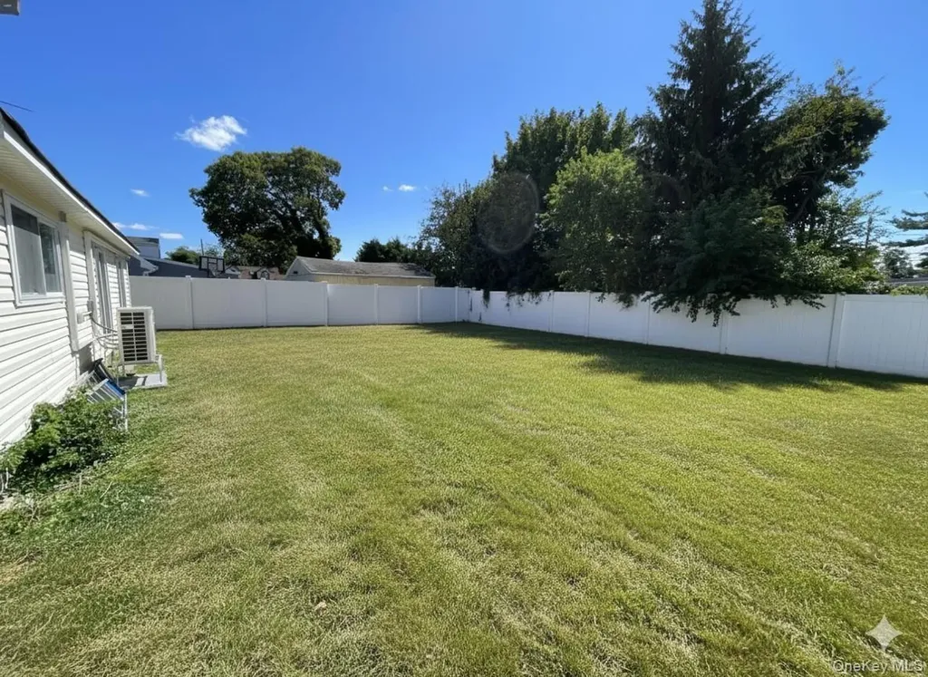 14 Glen Lane Copiague NY 11726