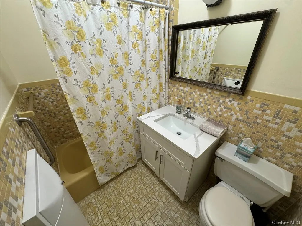 2590 37th Street Astoria NY 11103