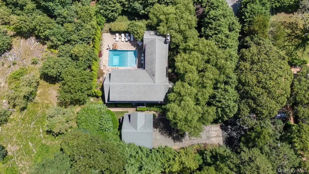 2 Hubbard Street Hampton Bays NY 11946