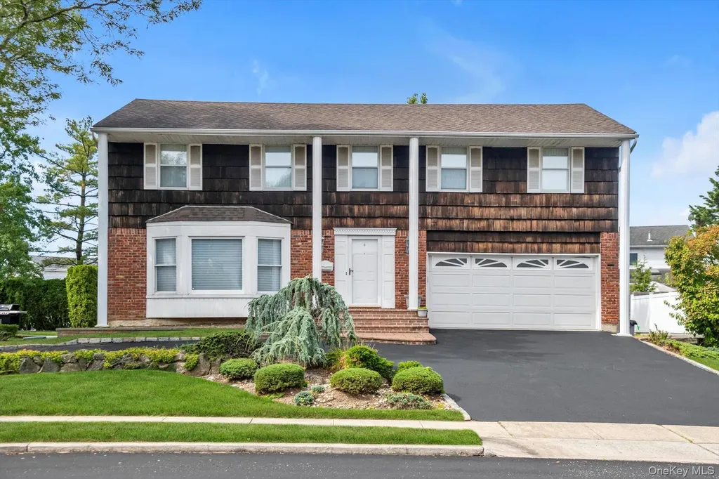 4 Carriage Road Roslyn NY 11576