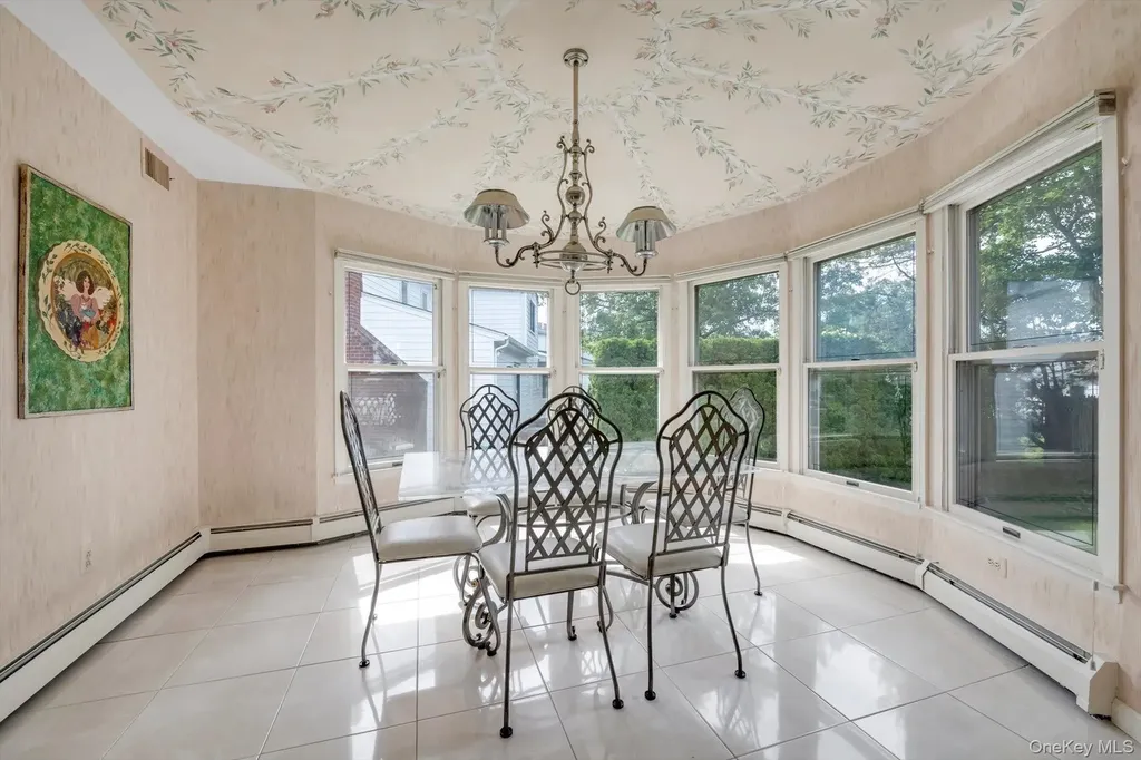 4 Carriage Road Roslyn NY 11576