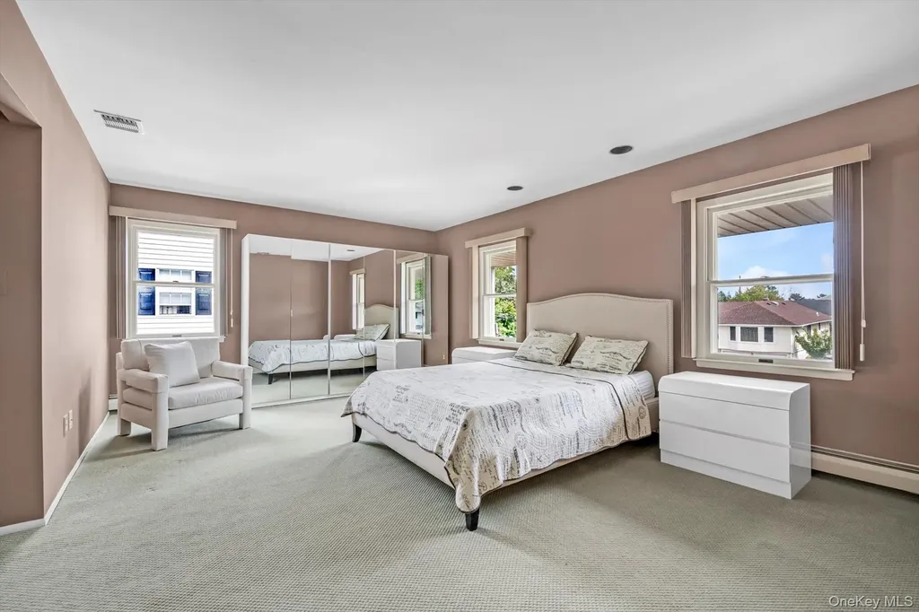4 Carriage Road Roslyn NY 11576