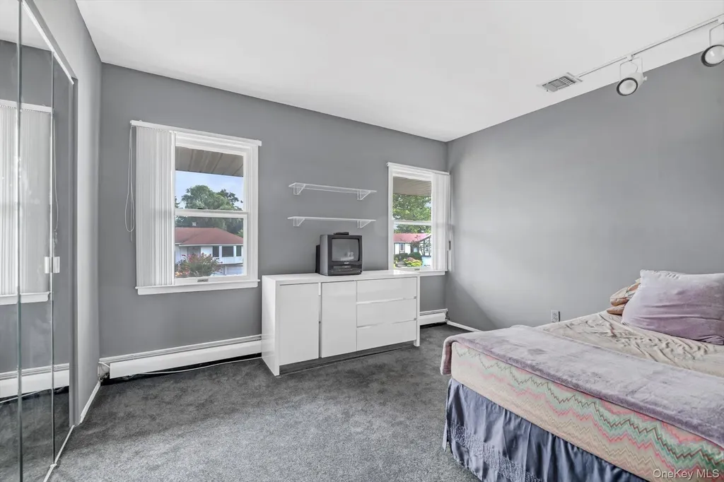 4 Carriage Road Roslyn NY 11576