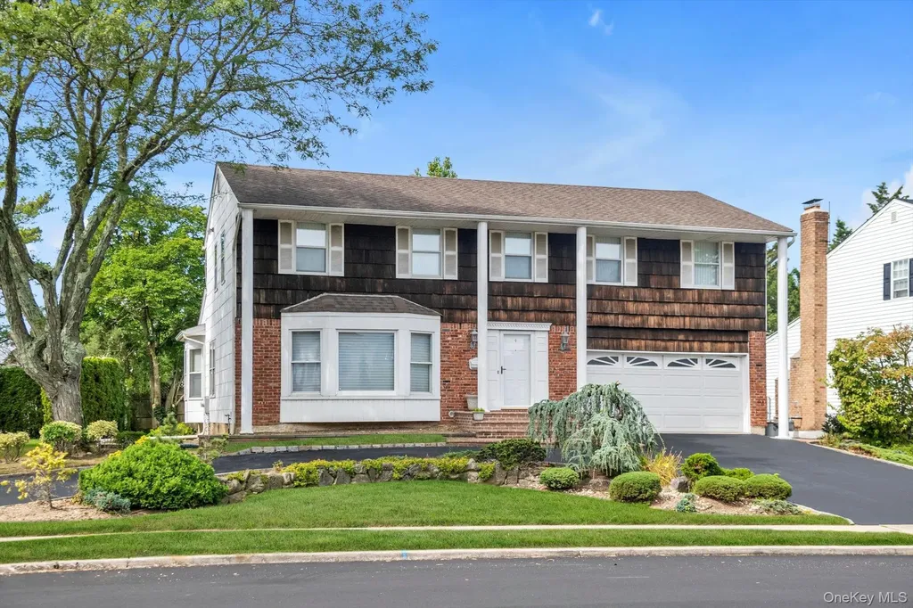 4 Carriage Road Roslyn NY 11576