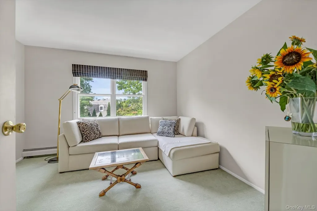 4 Carriage Road Roslyn NY 11576