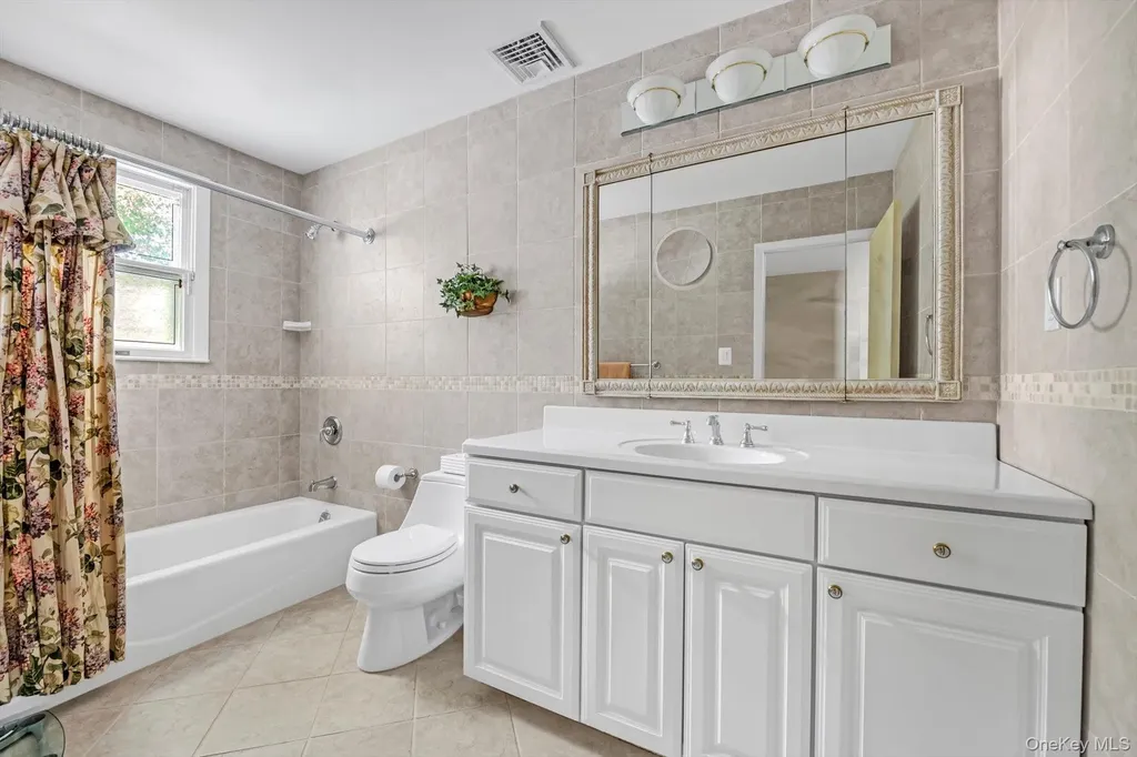 4 Carriage Road Roslyn NY 11576