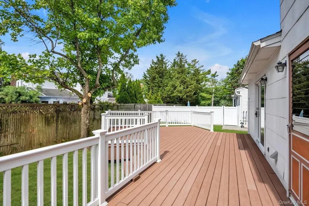 4 Carriage Road Roslyn NY 11576