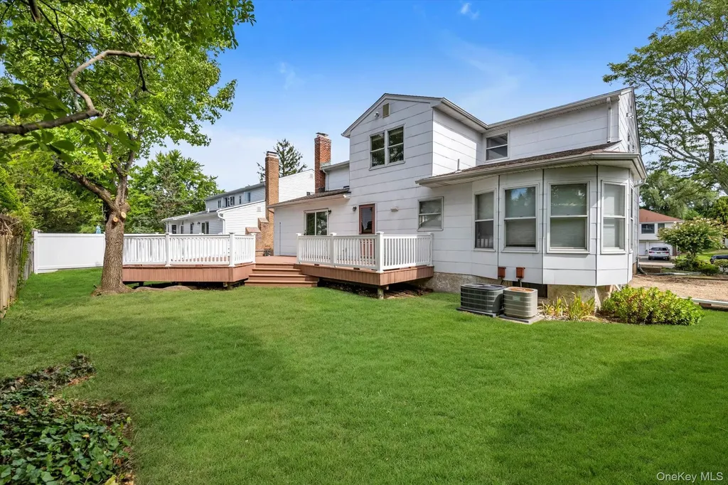 4 Carriage Road Roslyn NY 11576