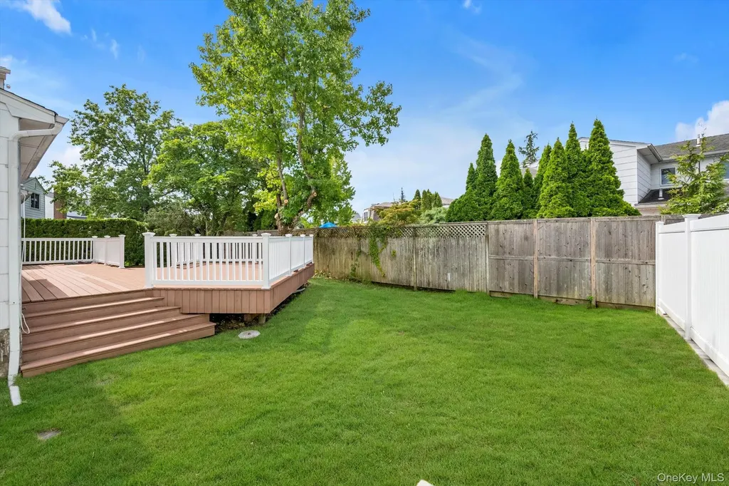 4 Carriage Road Roslyn NY 11576