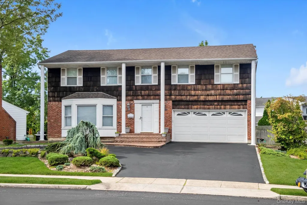 4 Carriage Road Roslyn NY 11576