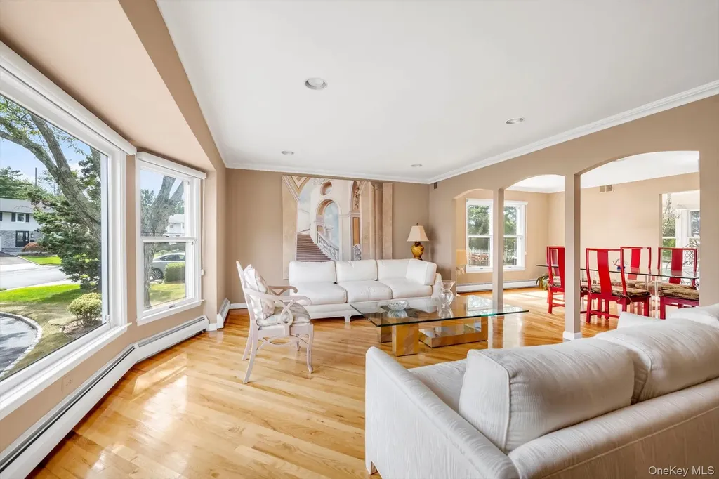 4 Carriage Road Roslyn NY 11576