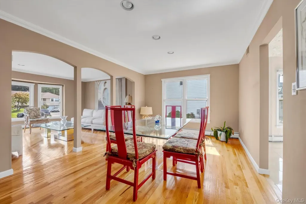 4 Carriage Road Roslyn NY 11576