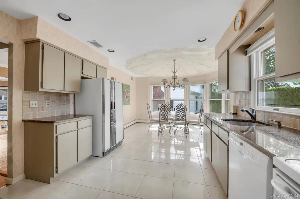 4 Carriage Road Roslyn NY 11576