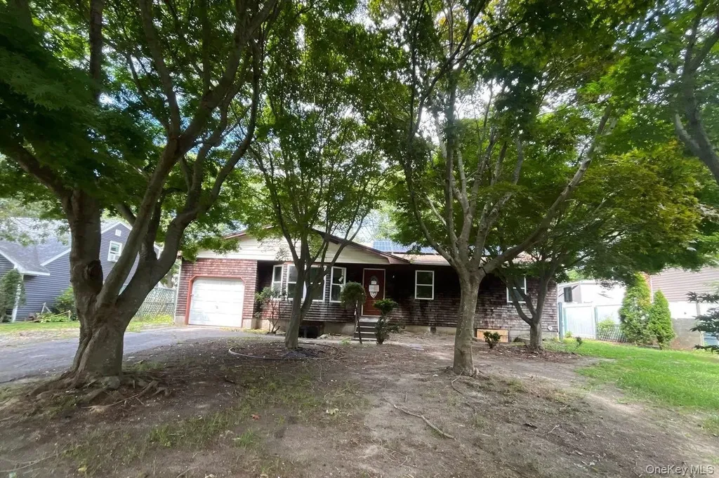 17 Appel Drive E Shirley NY 11967