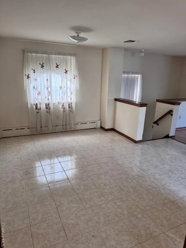 1264 Hobart Avenue Bronx NY 10461